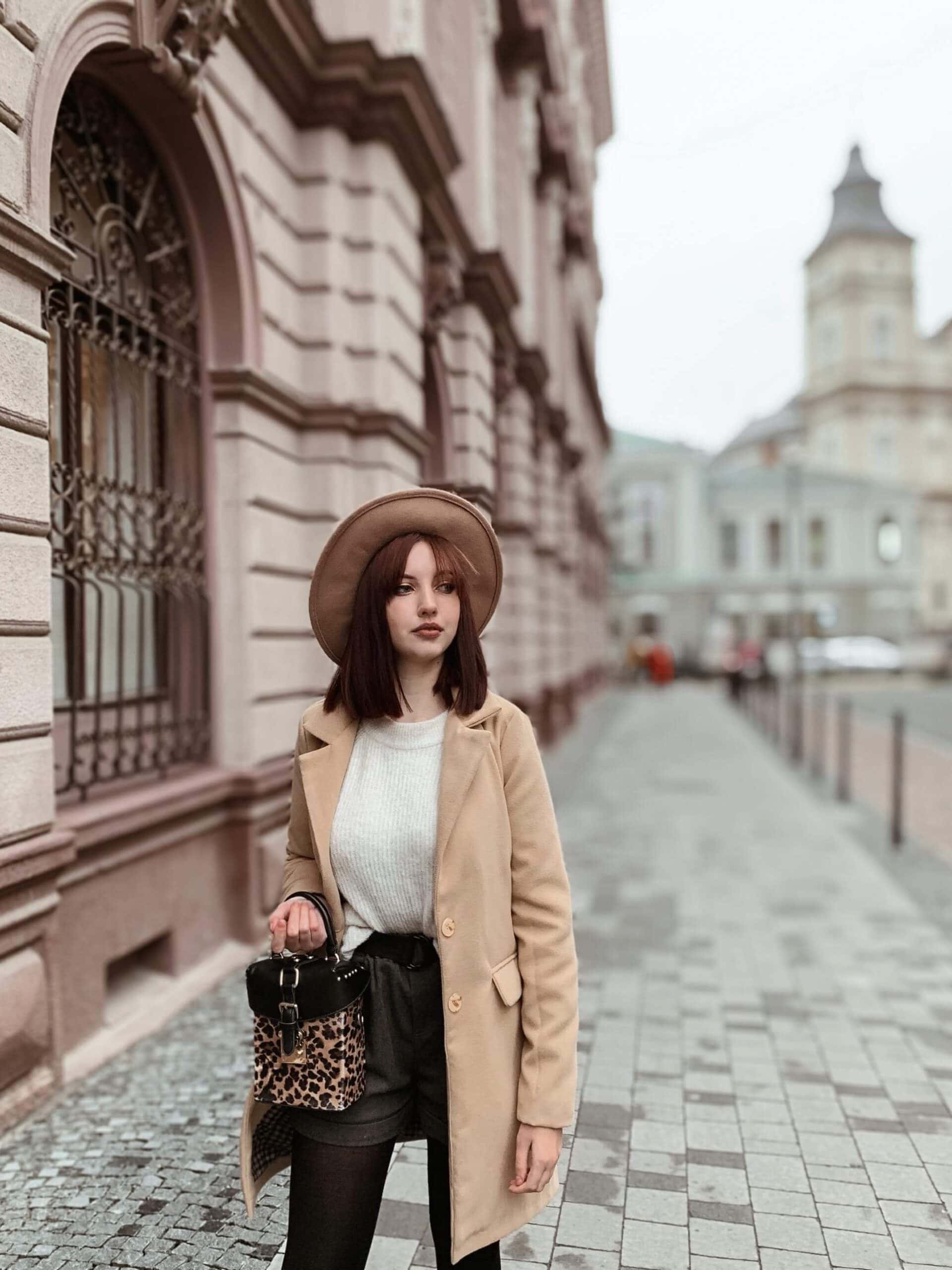 woman sans technology experiencing a tech-free weekend