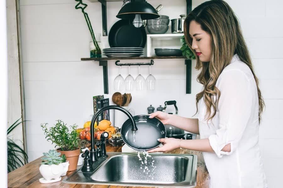 woman washing dishes