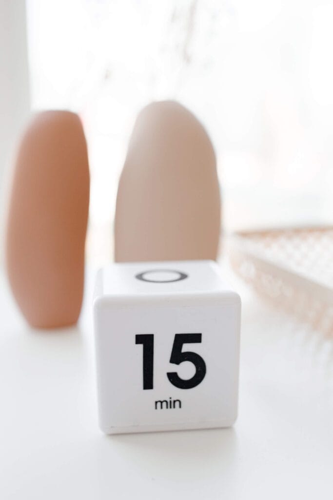 Aesthetic image of a block-shaped timer displaying "15 min," representing the Pomodoro technique for maintaining focus.